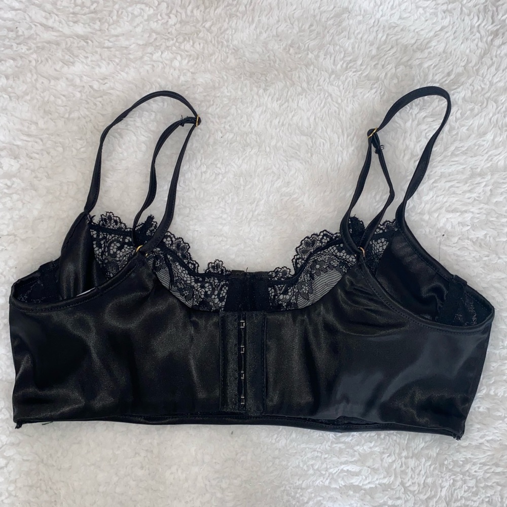 Super cute cropped black tank. Perfect for a night out with bae